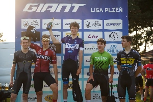 Sparťan Richard Habermann v žlutém dresu vedoucího jezdce obsadil 2. místo na GP Malých pivovarů 